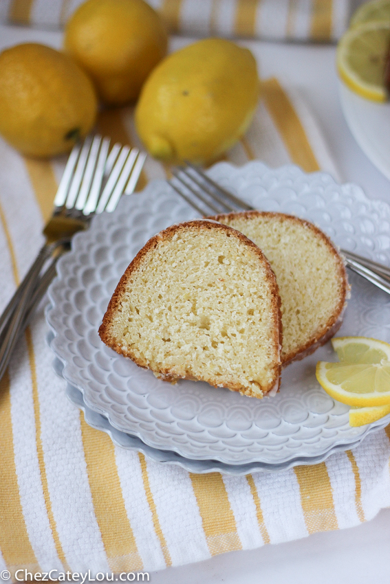 Lemon Bundt Cake | chezcateylou.com