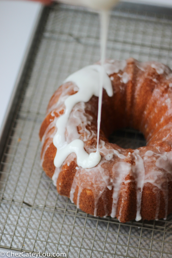 Lemon Bundt Cake | chezcateylou.com