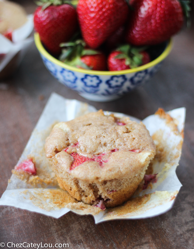 Whole Wheat Strawberry Muffins with Cheesecake Swirl | chezcateylou.com