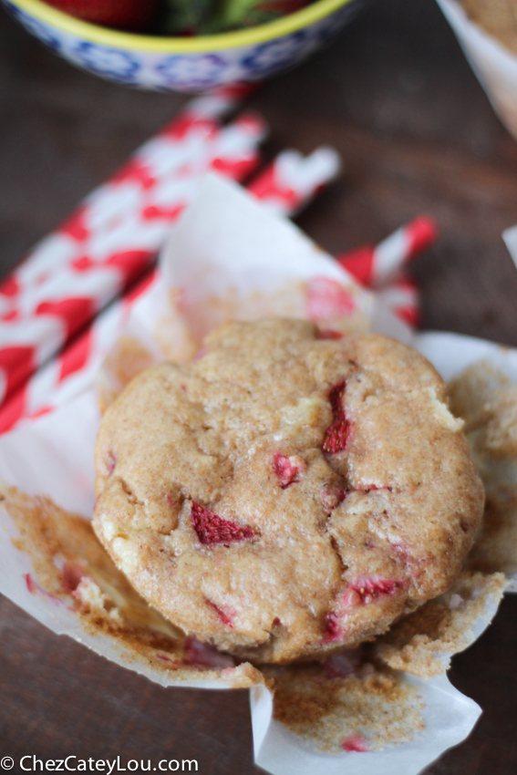 Whole Wheat Strawberry Muffins with Cheesecake Swirl | chezcateylou.com