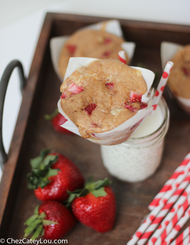 Whole Wheat Strawberry Muffins with Cheesecake Swirl | chezcateylou.com