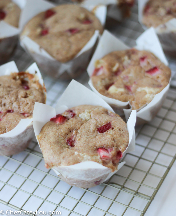 Whole Wheat Strawberry Muffins with Cheesecake Swirl | chezcateylou.com