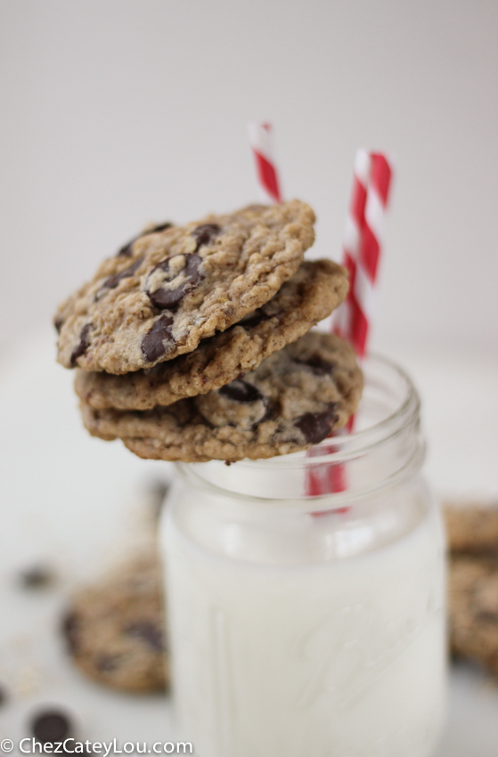 Dark Chocolate Chip Oatmeal Cookies | chezcateylou.com