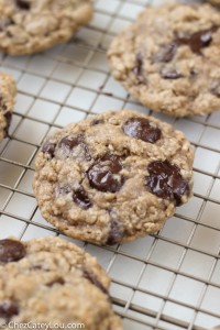 Dark Chocolate Chip Oatmeal Cookies | chezcateylou.com