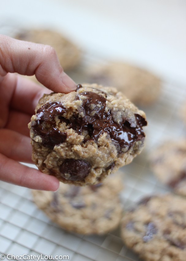 Dark Chocolate Chip Oatmeal Cookies | chezcateylou.com