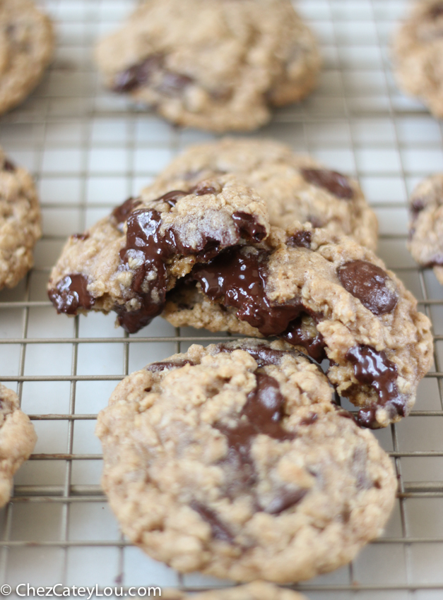 Dark Chocolate Chip Oatmeal Cookies | chezcateylou.com