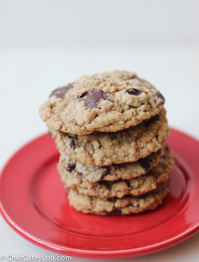 Dark Chocolate Chip Oatmeal Cookies | chezcateylou.com