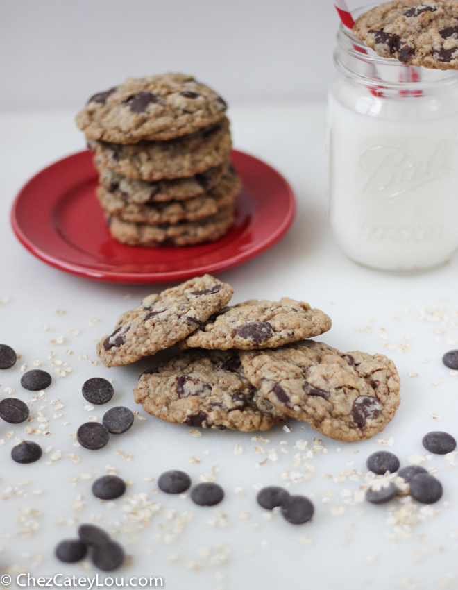 Dark Chocolate Chip Oatmeal Cookies | chezcateylou.com