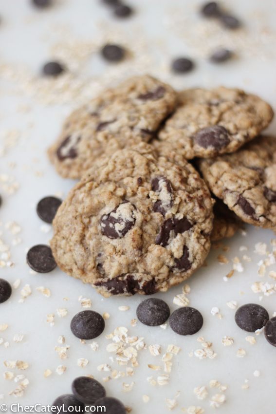 Dark Chocolate Chip Oatmeal Cookies | chezcateylou.com