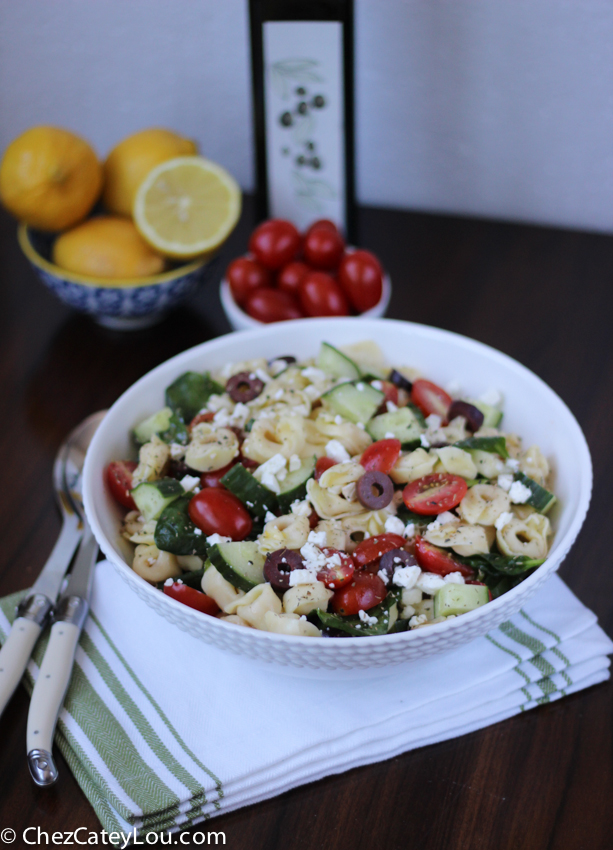 Greek Tortellini Pasta Salad | chezcateylou.com