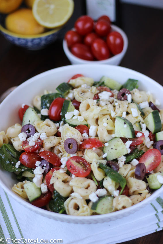 Greek Tortellini Pasta Salad | chezcateylou.com