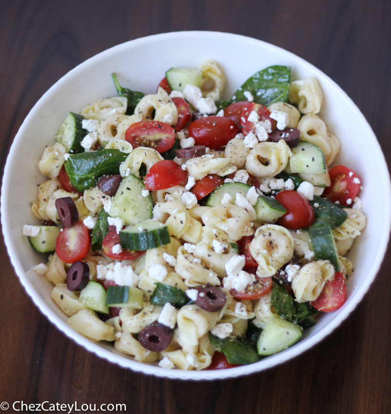 Greek Tortellini Pasta Salad | chezcateylou.com