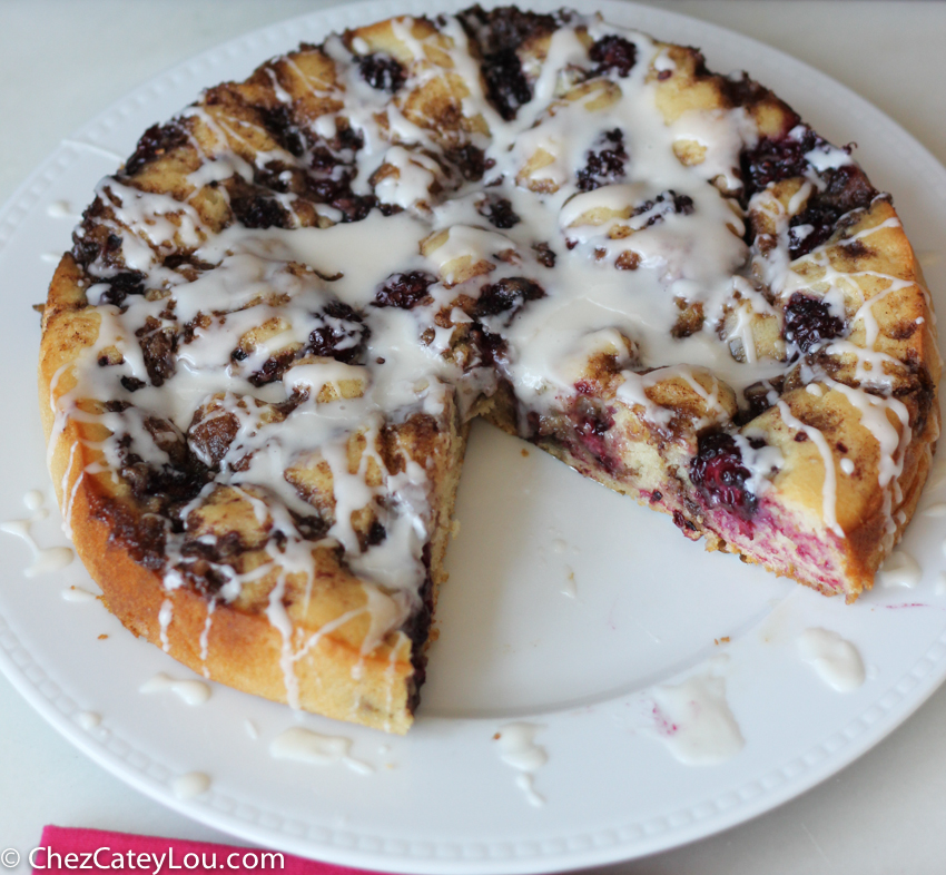 Blackberry Cinnamon Roll Cake | chezcateylou.com