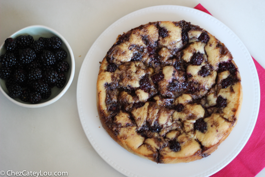 Blackberry Cinnamon Roll Cake | chezcateylou.com