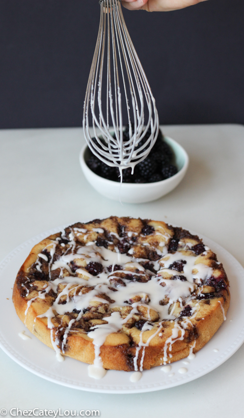 Blackberry Cinnamon Roll Cake | chezcateylou.com