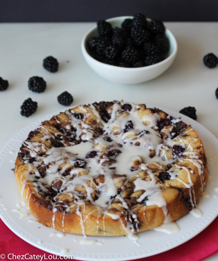 Blackberry Cinnamon Roll Cake | chezcateylou.com