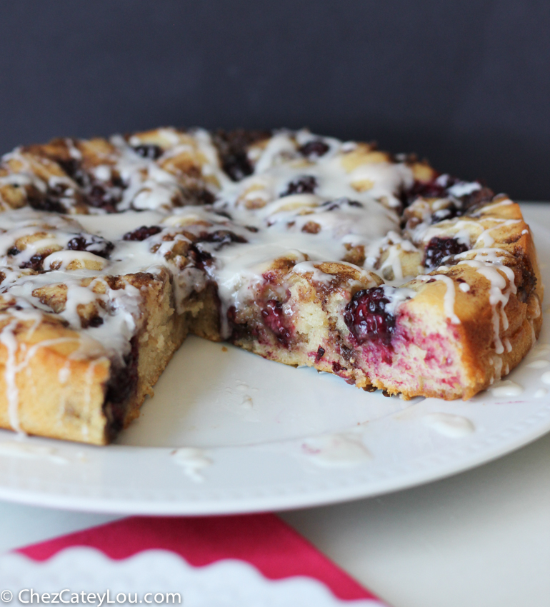 Blackberry Cinnamon Roll Cake | chezcateylou.com