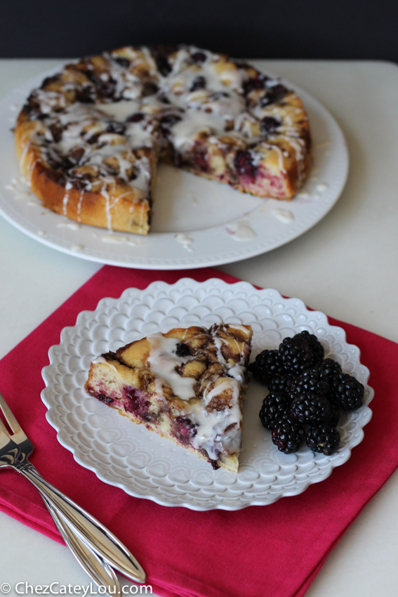 Blackberry Cinnamon Roll Cake | chezcateylou.com