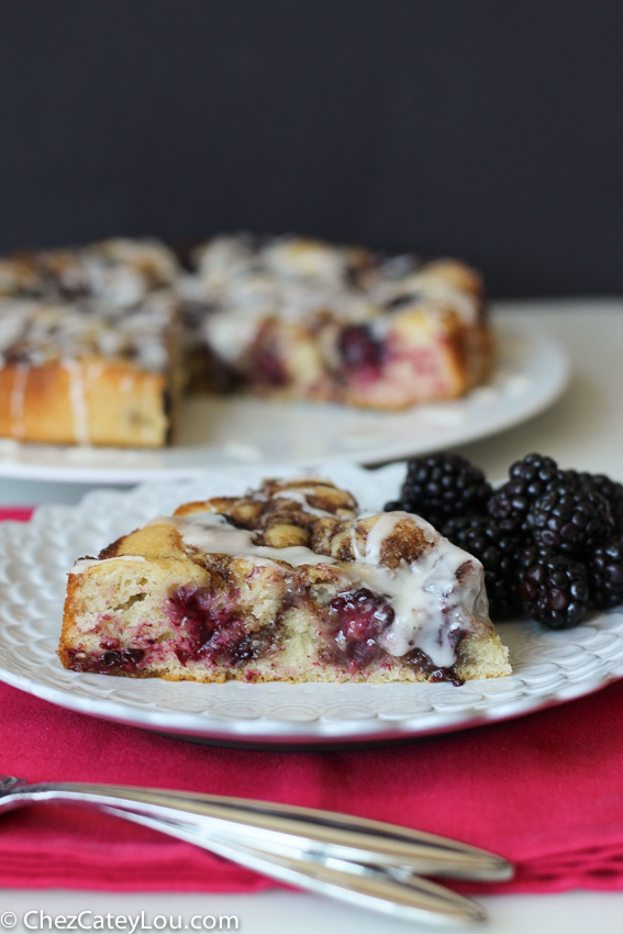 Blackberry Cinnamon Roll Cake | chezcateylou.com