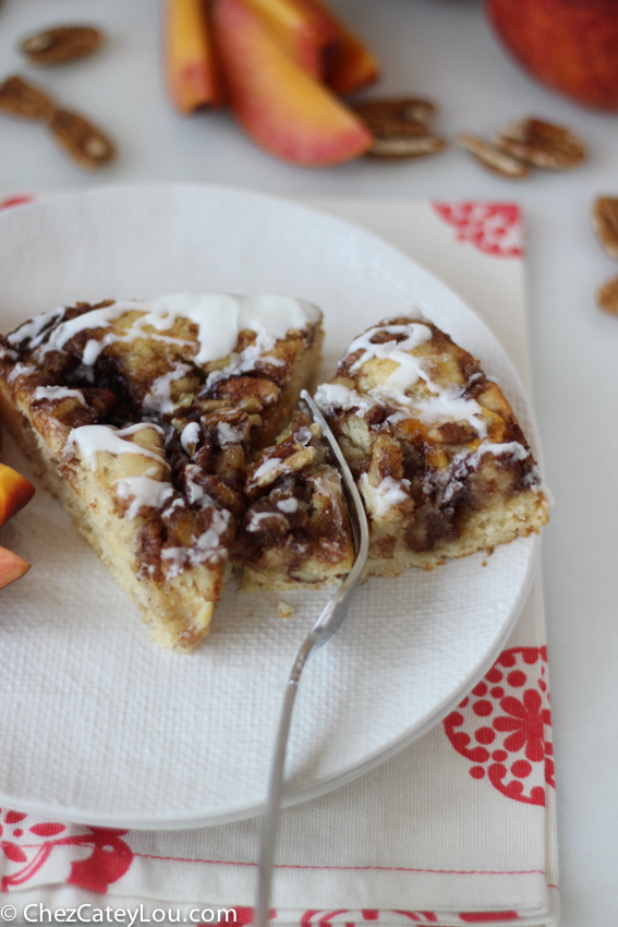 Peach Pecan Cinnamon Roll Cake | chezcateylou.com