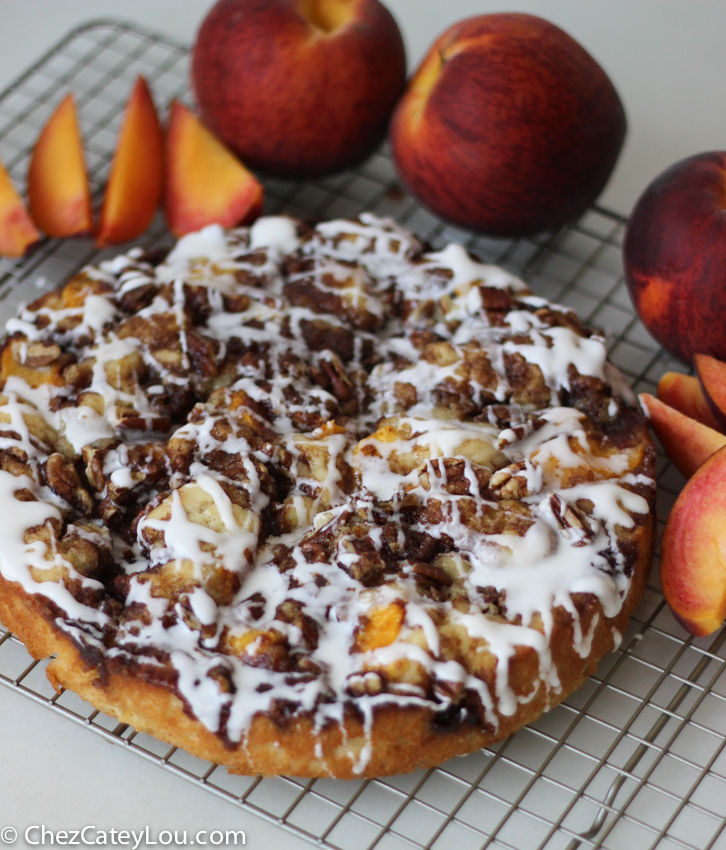 Peach Pecan Cinnamon Roll Cake | chezcateylou.com