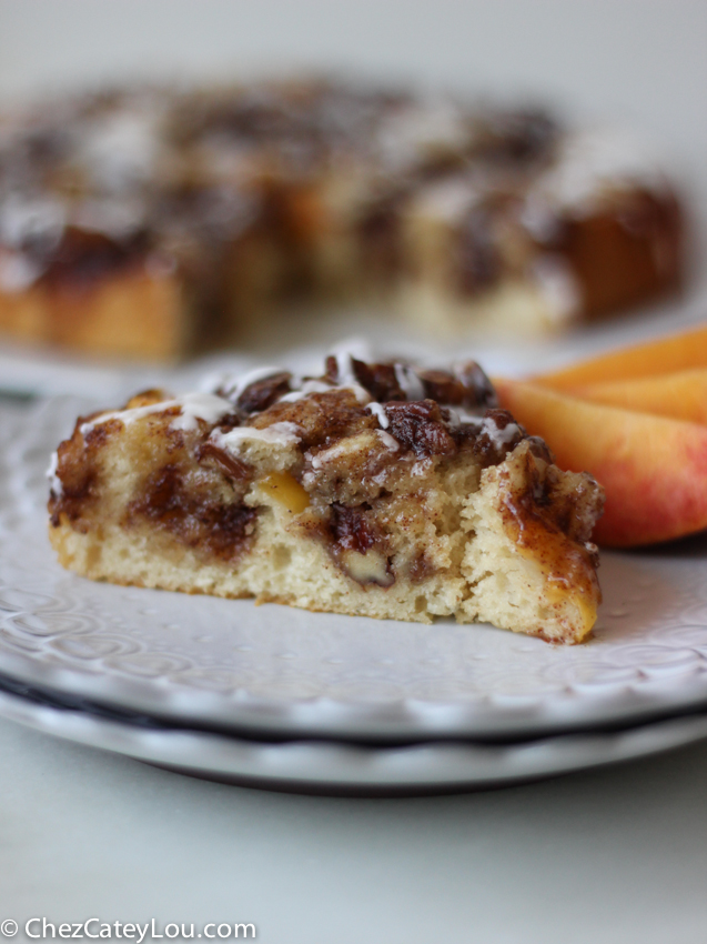 Peach Pecan Cinnamon Roll Cake | chezcateylou.com