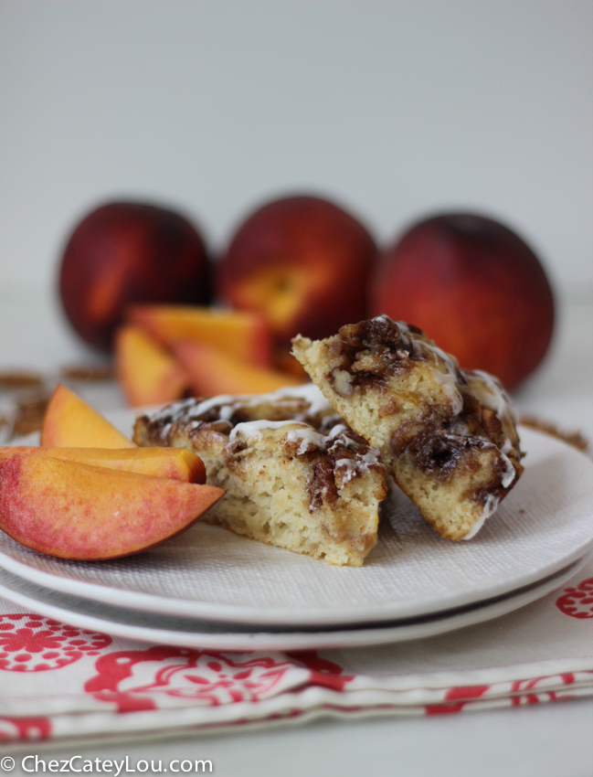 Peach Pecan Cinnamon Roll Cake | chezcateylou.com
