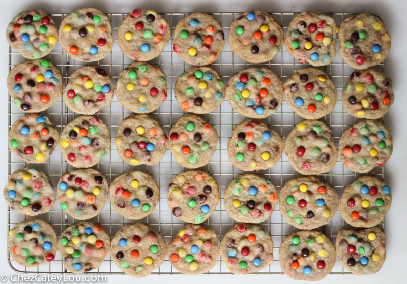 Mini M&M Cookies | chezcateylou.com #recipe #backtoschool