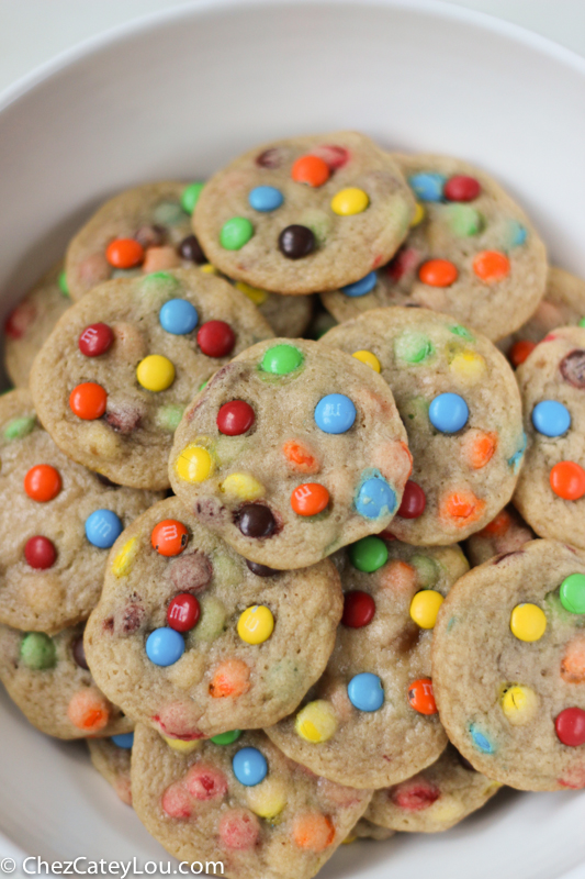 Mini M&M Cookies | chezcateylou.com #recipe #backtoschool