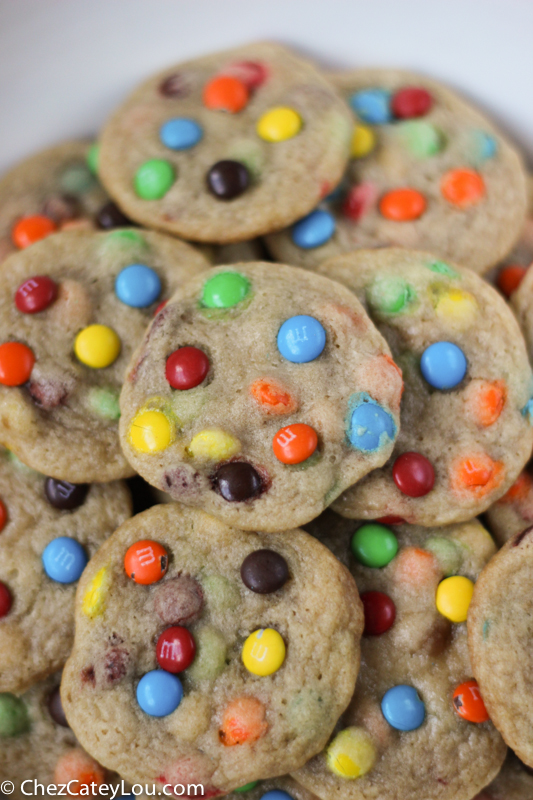 Mini M&M Cookies | chezcateylou.com #recipe #backtoschool