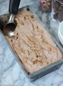 No-Churn Chocolate Peanut Butter Ice Cream | chezcateylou.com