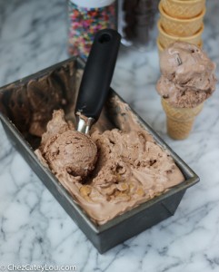 No-Churn Chocolate Peanut Butter Ice Cream | chezcateylou.com