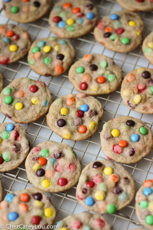 Mini M&M Cookies | chezcateylou.com #recipe #backtoschool