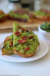 Minty Pea Prosciutto Toast | chezcateylou.com