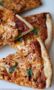 No-Knead BBQ Chicken Pizza | ChezCateyLou.com #pizza