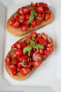 Simple Summer Bruschetta | chezcateylou.com