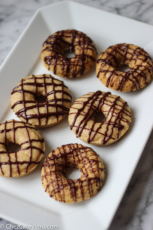 Skinny Donuts with Chocolate Greek Yogurt Icing - only 135 calories a donut! | ChezCateyLou.com