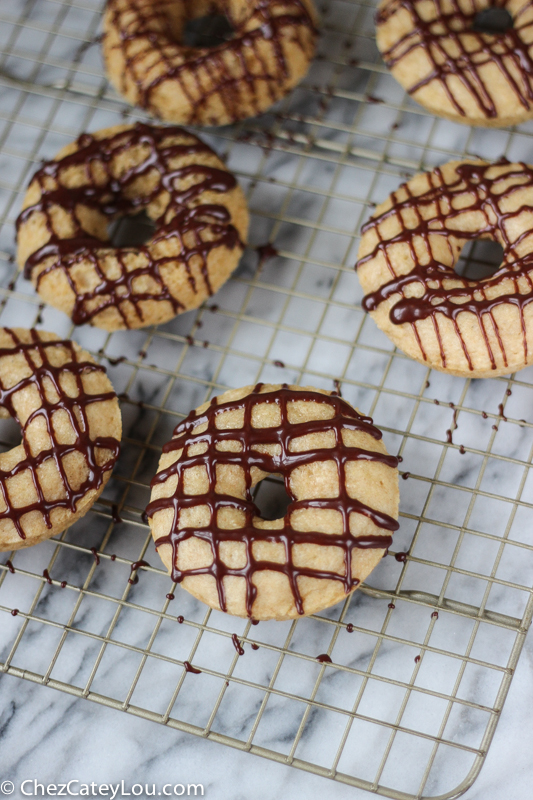 Skinny Donuts with Chocolate Greek Yogurt Icing - only 135 calories a donut! | ChezCateyLou.com