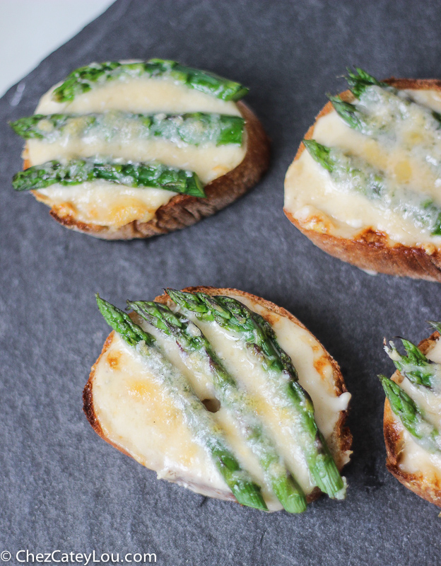 Asparagus Alfredo Crostini | ChezCateyLou.com