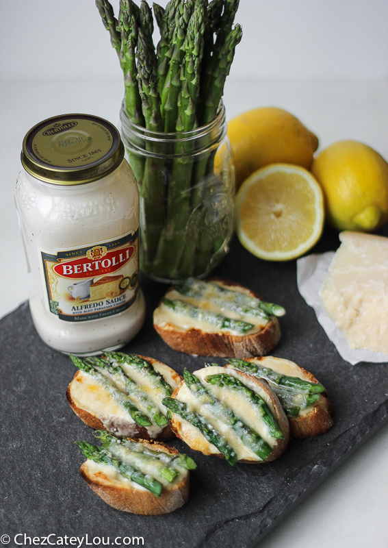 Asparagus Alfredo Crostini | ChezCateyLou.com