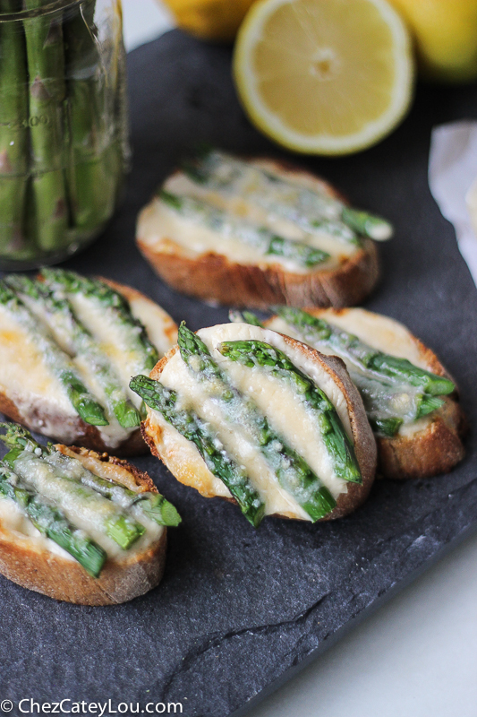 Asparagus Alfredo Crostini | ChezCateyLou.com