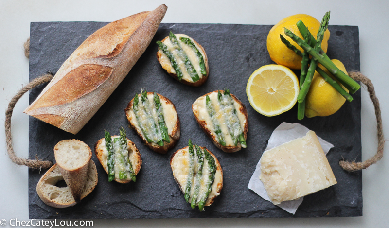 Asparagus Alfredo Crostini | ChezCateyLou.com