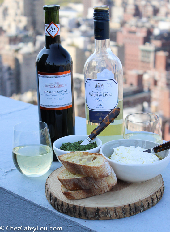 Kale Pesto Ricotta Crostini | ChezCateyLou.com